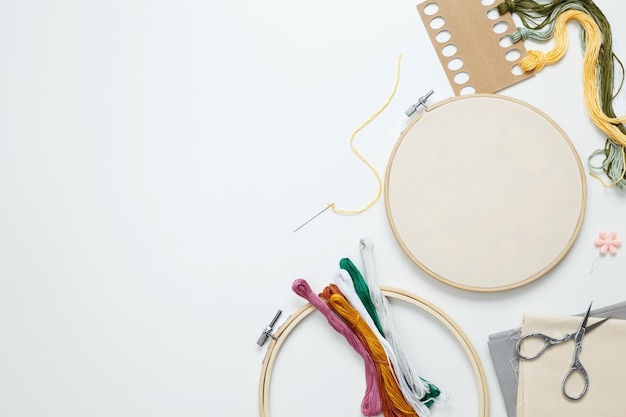 narzędzia do haftu: tamborek i mulina